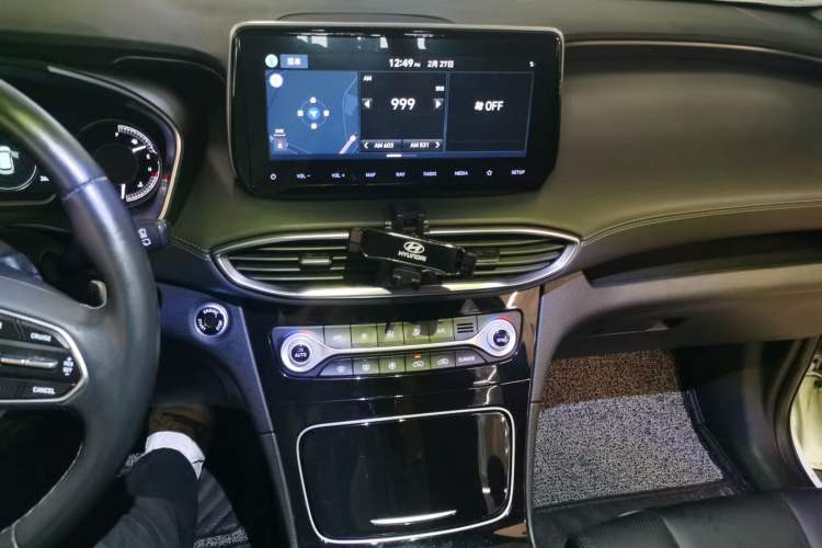 Used Hyundai Santa Fe 2020 380 TGDi Automatic Two-Wheel Drive GLS Luxury Edition Audio And AC Panel