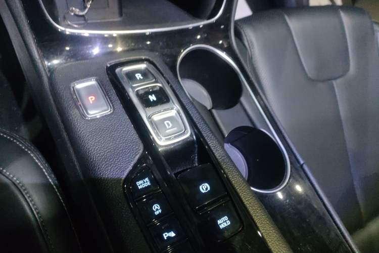 Used Hyundai Santa Fe 2020 380 TGDi Automatic Two-Wheel Drive GLS Luxury Edition Gear Lever