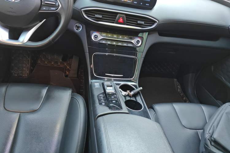Used Hyundai Santa Fe 2020 380 TGDi Automatic Two-Wheel Drive GLS Luxury Edition Gear Lever