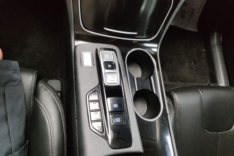 Used Hyundai Santa Fe 2020 380 TGDi Automatic Two-Wheel Drive GLS Luxury Edition Gear Lever
