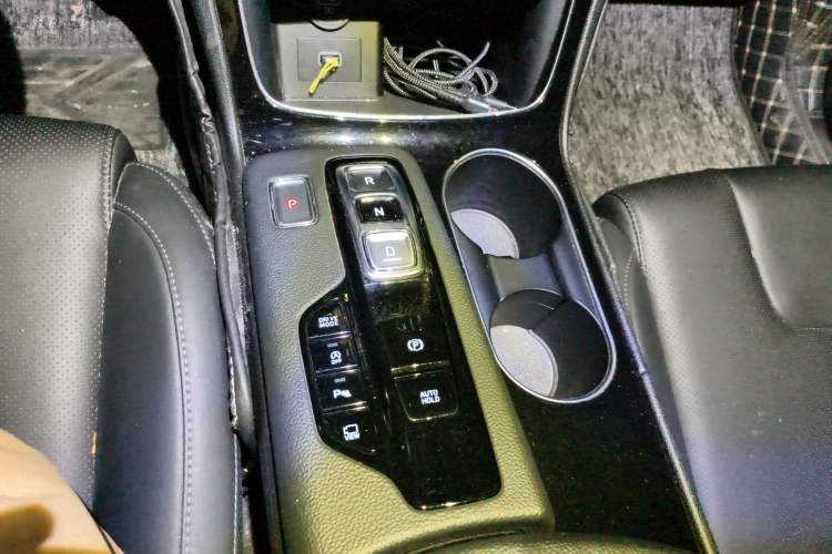 Used Hyundai Santa Fe 2020 380 TGDi Automatic Two-Wheel Drive GLS Luxury Edition Gear Lever