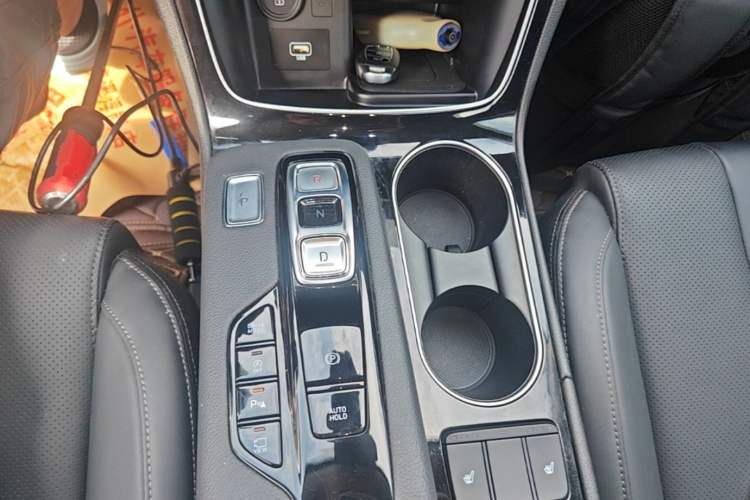 Used Hyundai Santa Fe 2020 380 TGDi Automatic All-Wheel Drive DLX HTRAC Prestige PLUS Gear Lever