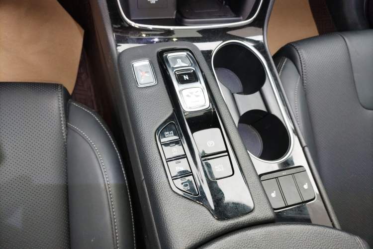Used Hyundai Santa Fe 2020 380 TGDi Automatic All-Wheel Drive DLX HTRAC Prestige PLUS Gear Lever