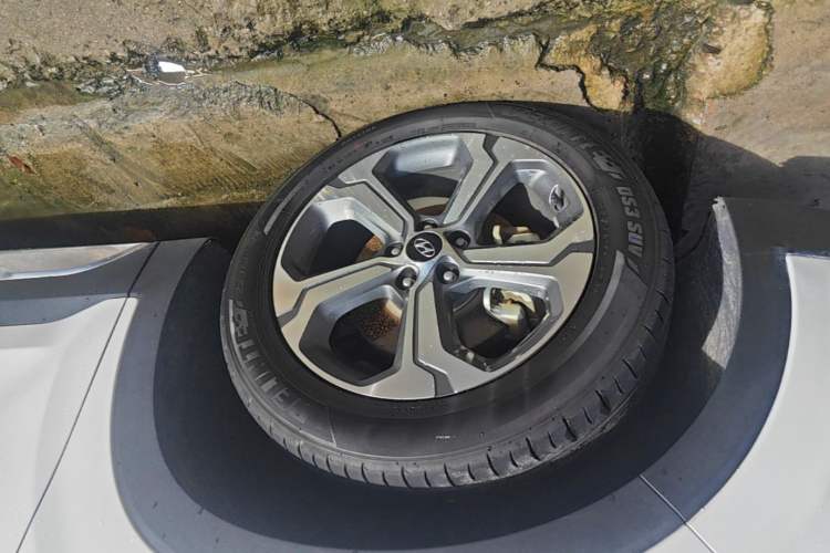 Used Hyundai Santa Fe 2020 380 TGDi Automatic All-Wheel Drive DLX HTRAC Prestige PLUS Left Front Wheel Hub