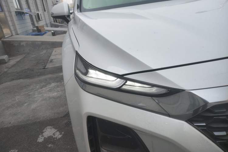 Used Hyundai Santa Fe 2020 380 TGDi Automatic Two-Wheel Drive GLS Luxury Edition Right Front Headlight