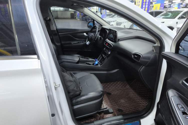 Used Hyundai Santa Fe 2020 380 TGDi Automatic Two-Wheel Drive GLS Luxury Edition Right Front Seat