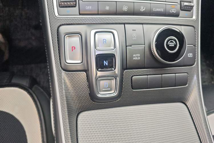 Used Hyundai Santa Fe 2023 Traveler 380T GDi Automatic Two-Wheel Drive GLX Elite Edition Gear Lever