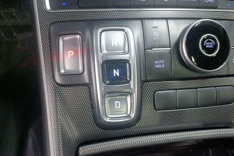 Used Hyundai Santa Fe 2023 Traveler 380T GDi Automatic Two-Wheel Drive GLX Elite Edition Gear Lever