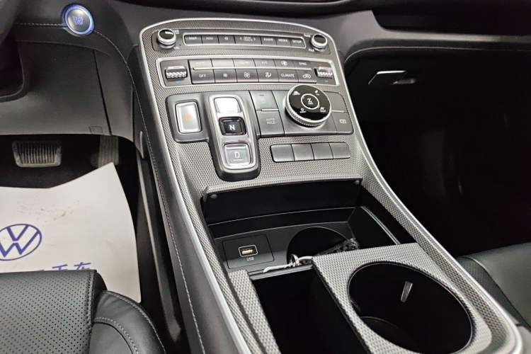 Used Hyundai Santa Fe 2023 Traveler 380T GDi Automatic All-Wheel Drive GLX HTRAC Elite Edition Gear Lever