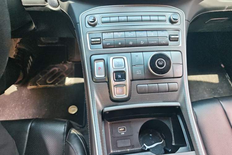 Used Hyundai Santa Fe 2023 Traveler 380T GDi Automatic Two-Wheel Drive GLX Elite Edition Gear Lever