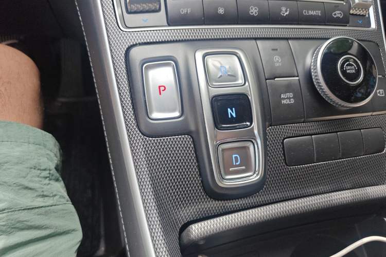 Used Hyundai Santa Fe 2023 Traveler 380T GDi Automatic Two-Wheel Drive GLX Elite Edition Gear Lever