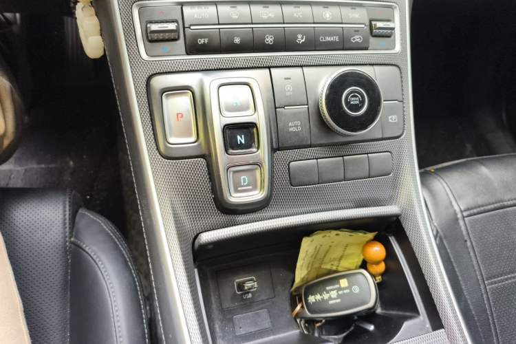 Used Hyundai Santa Fe 2023 Traveler 380T GDi Automatic Two-Wheel Drive GLX Elite Edition Gear Lever