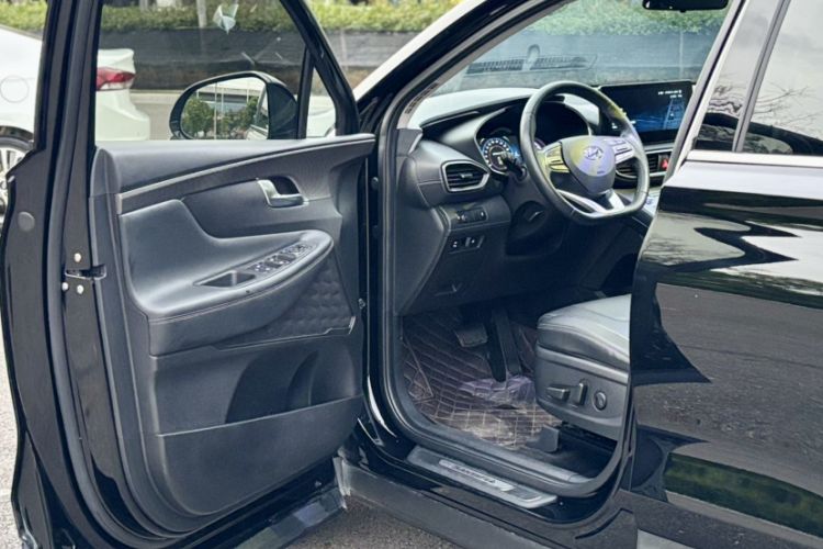 Used Hyundai Santa Fe 2023 Traveler 380T GDi Automatic Two-Wheel Drive GLX Elite Edition Interior 11