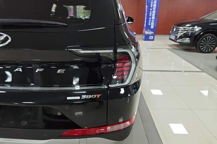 Used Hyundai Santa Fe 2023 Traveler 380T GDi Automatic All-Wheel Drive GLX HTRAC Elite Edition Right Rear Taillight