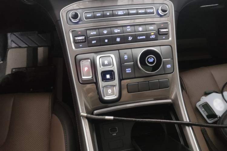 Used Hyundai Santa Fe 2023 Traveler 380T GDi Automatic Two-Wheel Drive GLX Elite Edition Gear Lever