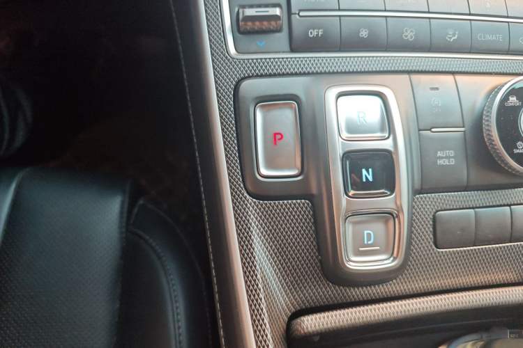 Used Hyundai Santa Fe 2023 Traveler 380T GDi Automatic All-Wheel Drive GLX HTRAC Elite Edition Gear Lever