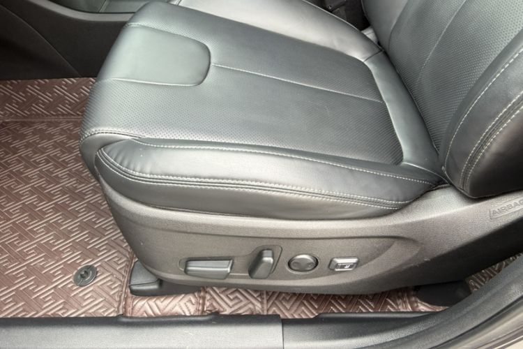 Used Hyundai Santa Fe 2023 Traveler 380T GDi Automatic Two-Wheel Drive GLX Elite Edition Interior 4