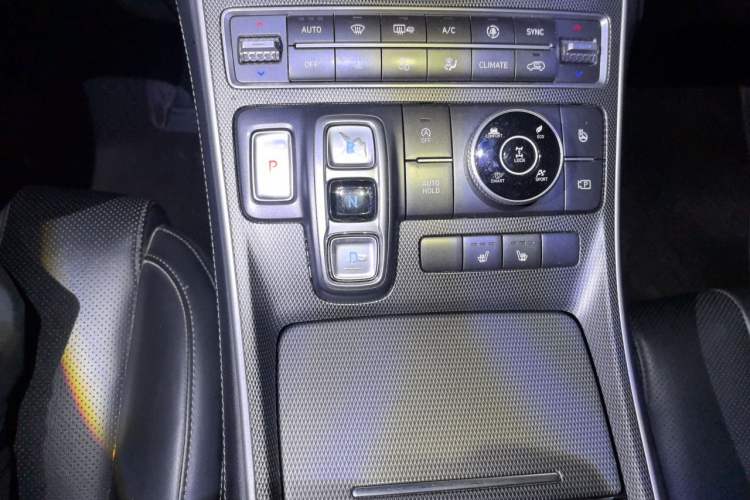 Used Hyundai Santa Fe 2023 Traveler 380T GDi Automatic All-Wheel Drive LUX HTRAC Prestige Edition Gear Lever
