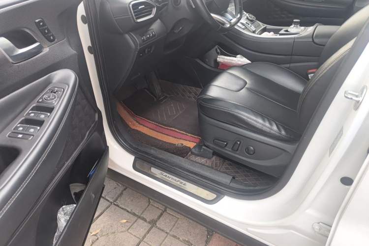 Used Hyundai Santa Fe 2023 Traveler 380T GDi Automatic All-Wheel Drive LUX HTRAC Prestige Edition Driver Seat