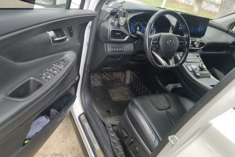 Used Hyundai Santa Fe 2023 Traveler 380T GDi Automatic All-Wheel Drive LUX HTRAC Prestige Edition Driver Seat