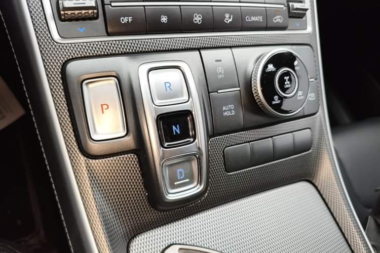 Used Hyundai Santa Fe 2023 Traveler 380T GDi Automatic All-Wheel Drive GLX HTRAC Elite Edition Gear Lever