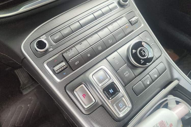Used Hyundai Santa Fe 2023 Traveler 380T GDi Automatic All-Wheel Drive LUX HTRAC Prestige Edition Gear Lever