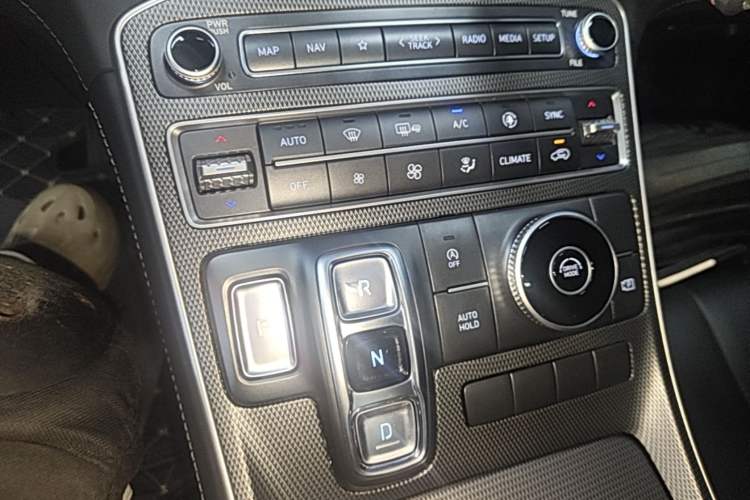 Used Hyundai Santa Fe 2023 Traveler 380T GDi Automatic Two-Wheel Drive GLX Elite Edition Gear Lever