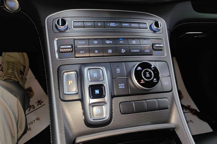 Used Hyundai Santa Fe 2023 Traveler 380T GDi Automatic All-Wheel Drive GLX HTRAC Elite Edition Gear Lever