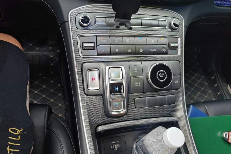 Used Hyundai Santa Fe 2023 Traveler 380T GDi Automatic Two-Wheel Drive GLX Elite Edition Gear Lever