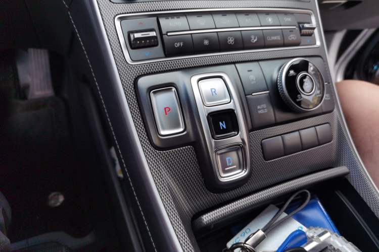 Used Hyundai Santa Fe 2023 Traveler 380T GDi Automatic All-Wheel Drive GLX HTRAC Elite Edition Gear Lever