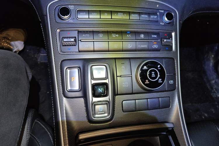 Used Hyundai Santa Fe 2023 Traveler 380T GDi Automatic All-Wheel Drive GLX HTRAC Elite Edition Gear Lever