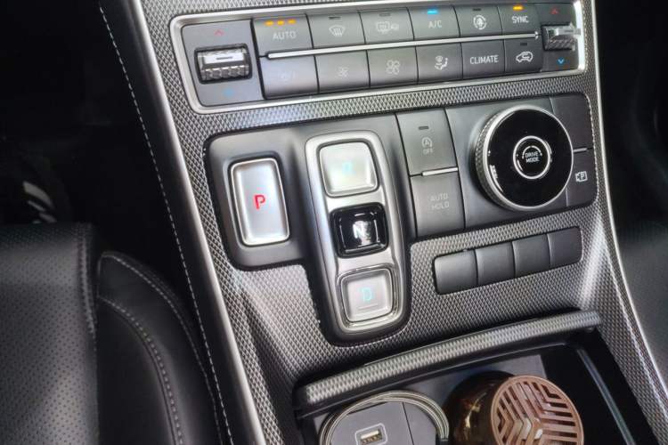 Used Hyundai Santa Fe 2023 Traveler 380T GDi Automatic Two-Wheel Drive GLX Elite Edition Gear Lever