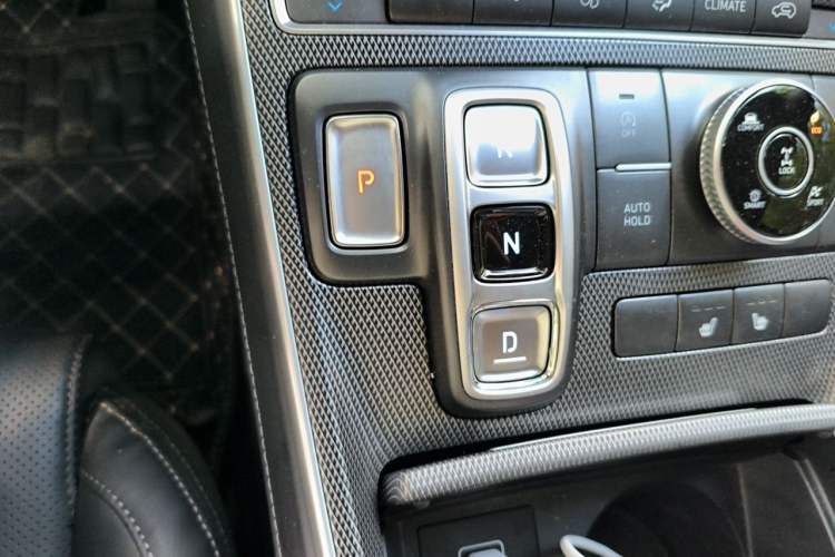 Used Hyundai Santa Fe 2023 Traveler 380T GDi Automatic All-Wheel Drive LUX HTRAC Prestige Edition Gear Lever
