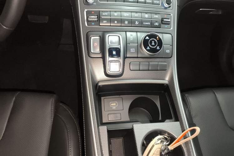Used Hyundai Santa Fe 2023 Traveler 380T GDi Automatic All-Wheel Drive GLX HTRAC Elite Edition Gear Lever