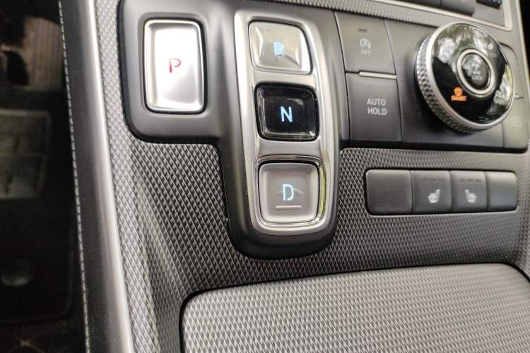 Used Hyundai Santa Fe 2023 Traveler 380T GDi Automatic All-Wheel Drive LUX HTRAC Prestige Edition Gear Lever