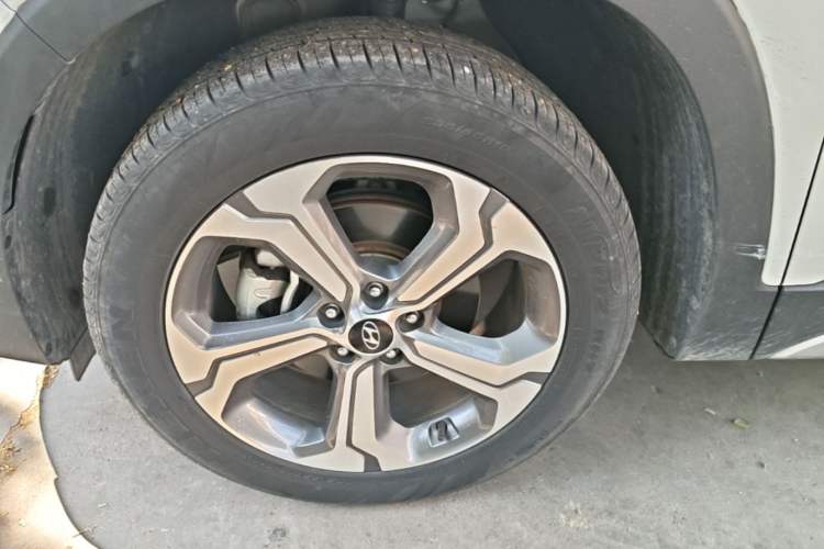 Used Hyundai Santa Fe 2023 Traveler 380T GDi Automatic Two-Wheel Drive GLX Elite Edition Left Front Wheel Hub