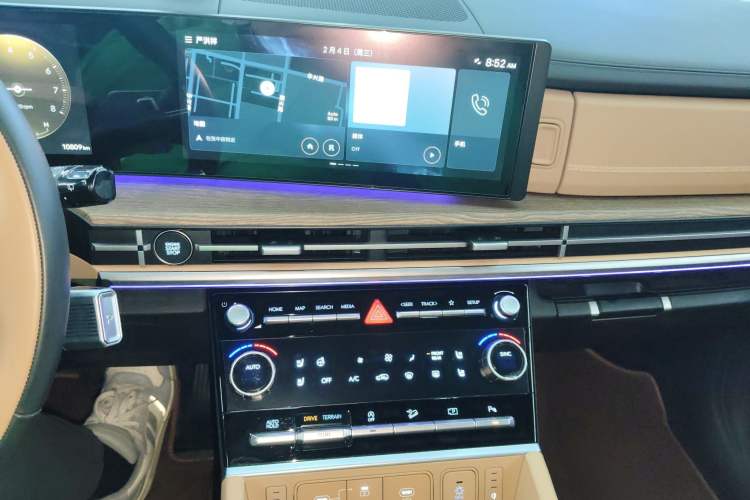 Used Hyundai Santa Fe 2024 2.0T Connoisseur Ultra Audio And AC Panel