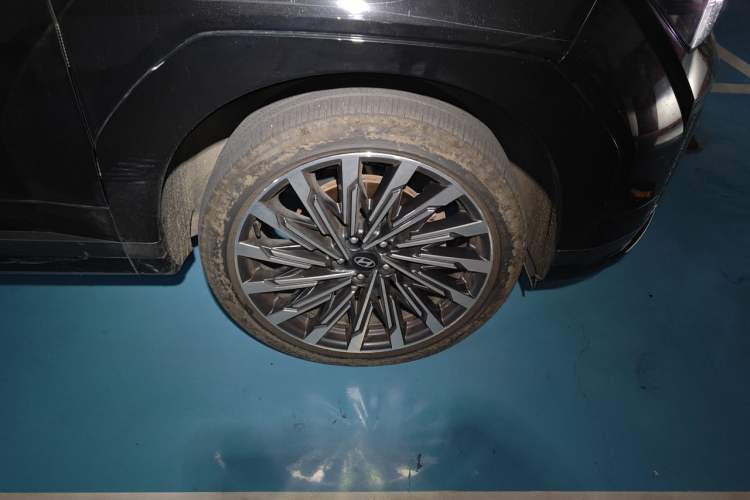 Used Hyundai Santa Fe 2024 2.0T Connoisseur Pro Max Right Front Wheel Hub