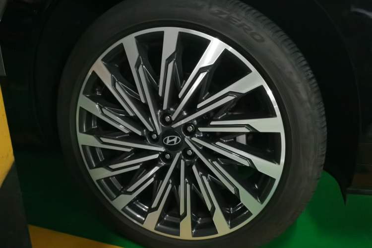 Used Hyundai Santa Fe 2024 2.0T Connoisseur Ultra Right Front Wheel Hub