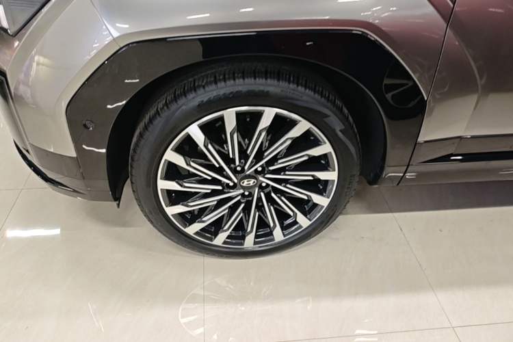 Used Hyundai Santa Fe 2024 2.0T Connoisseur Ultra Left Front Wheel Hub