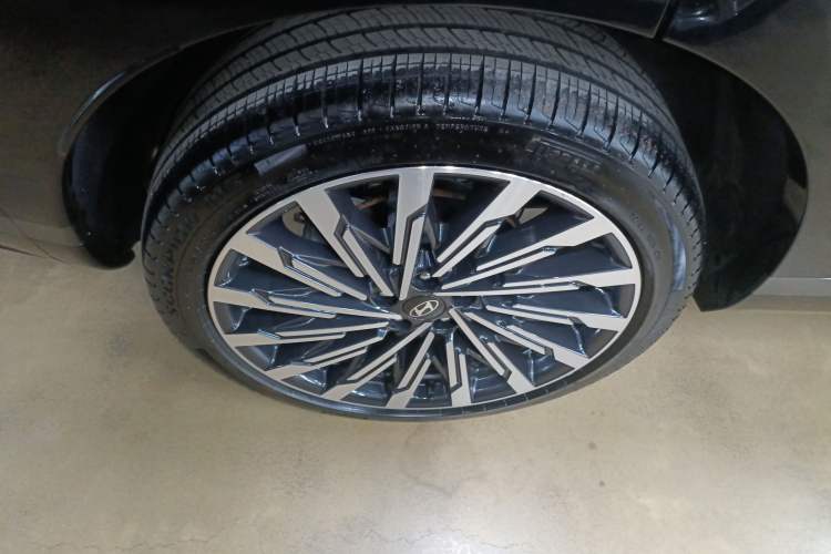 Used Hyundai Santa Fe 2024 2.0T Connoisseur Ultra Right Rear Wheel Hub