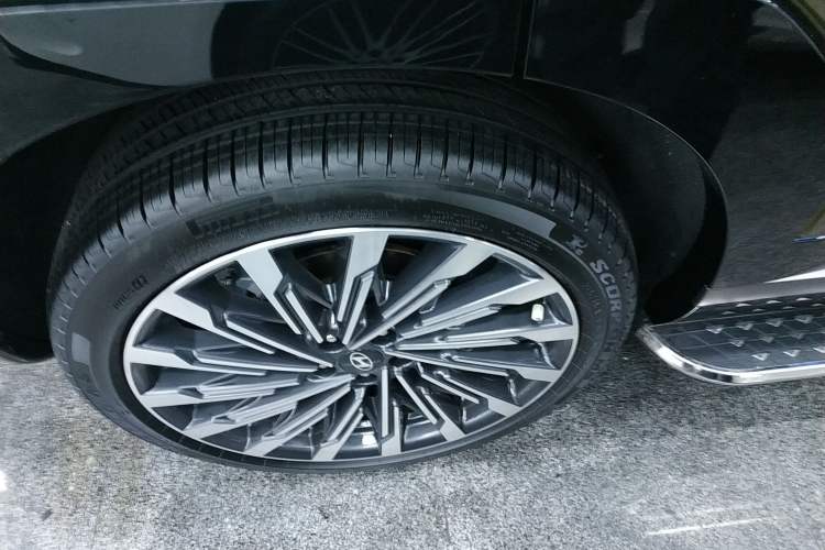 Used Hyundai Santa Fe 2024 2.0T Connoisseur Ultra Right Rear Wheel Hub