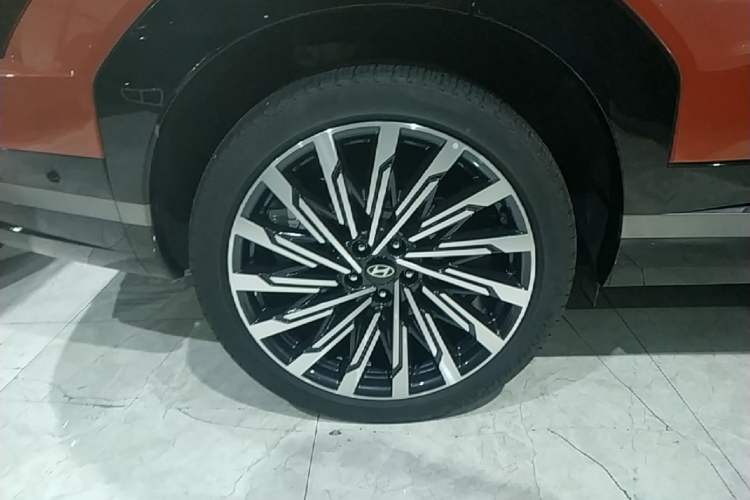 Used Hyundai Santa Fe 2024 2.0T Connoisseur Ultra Right Rear Wheel Hub