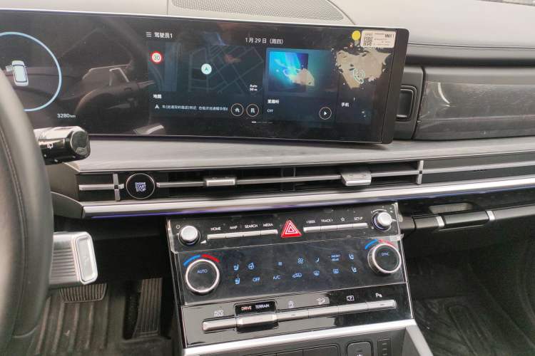 Used Hyundai Santa Fe 2024 2.0T Connoisseur Ultra Audio And AC Panel