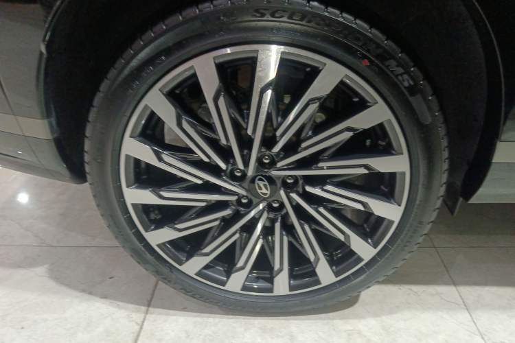 Used Hyundai Santa Fe 2024 2.0T Connoisseur Ultra Right Rear Wheel Hub