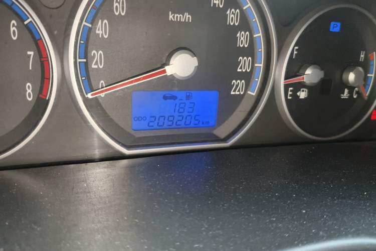 Used Hyundai Santa Fe Classic 2006 2.7 Luxury Model Odometer Close Up
