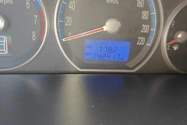 Used Hyundai Santa Fe Classic 2006 2.7 Luxury Model Odometer Close Up