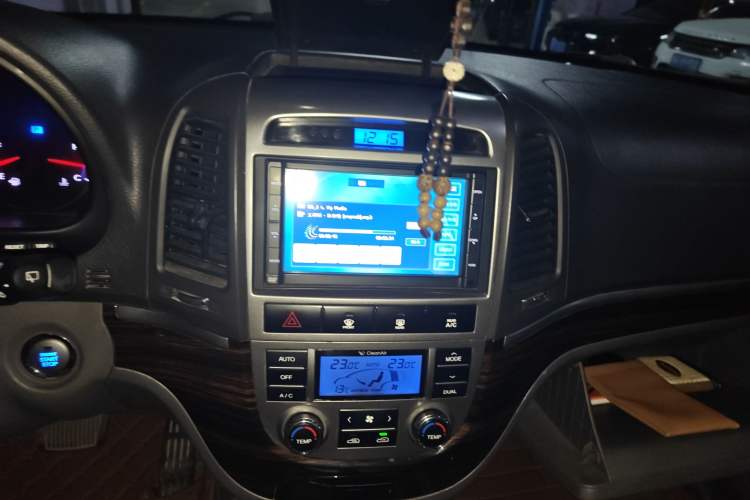 Used Hyundai Santa Fe Classic 2010 2.4 Luxury Edition 7-Seater Four-Wheel Drive Audio And AC Panel