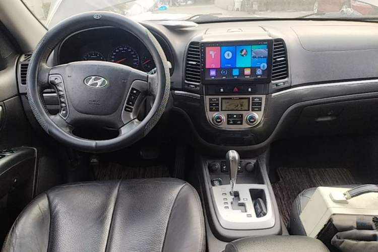 Used Hyundai Santa Fe Classic 2010 2.4 Ultimate Edition 7-Seater Four-Wheel Drive Center Console