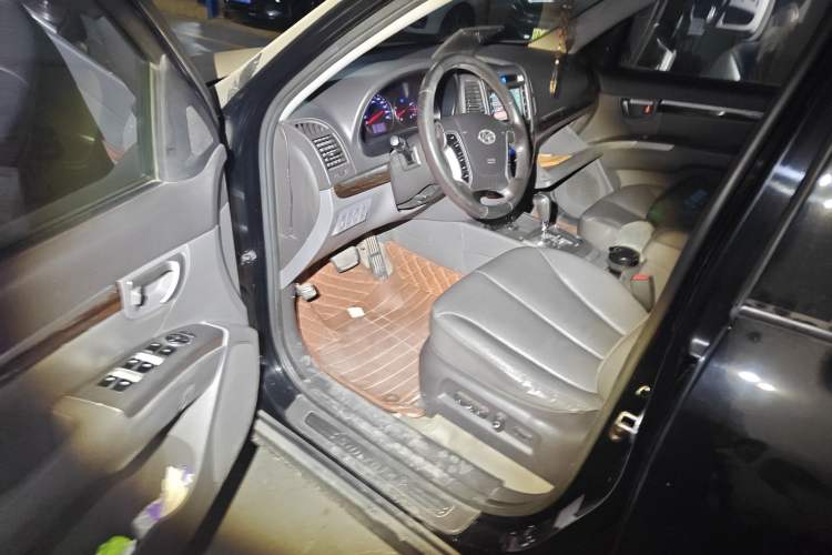 Used Hyundai Santa Fe Classic 2010 2.4 Luxury Edition 7-Seater Four-Wheel Drive Driver Seat